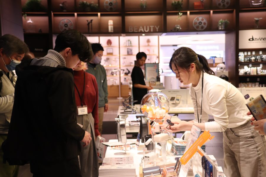 来場者に説明する出展社スタッフ